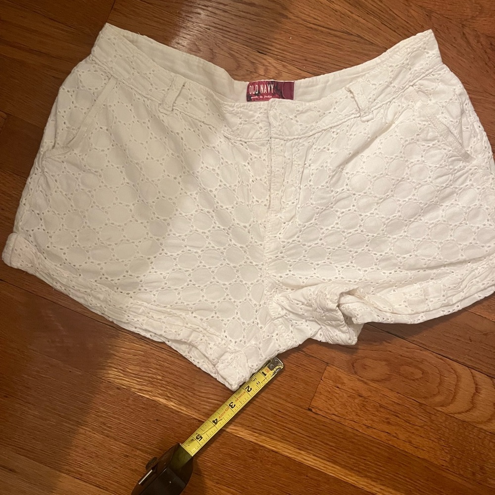 Women’s medium Old Navy White eyelet Bermuda Shorts Lightweight Cotton